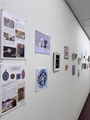 とんぼ玉2610廊下展示.jpeg