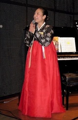 ピアノ伴奏で歌う韓国ノレバン