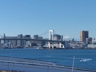 東京の橋を渡る